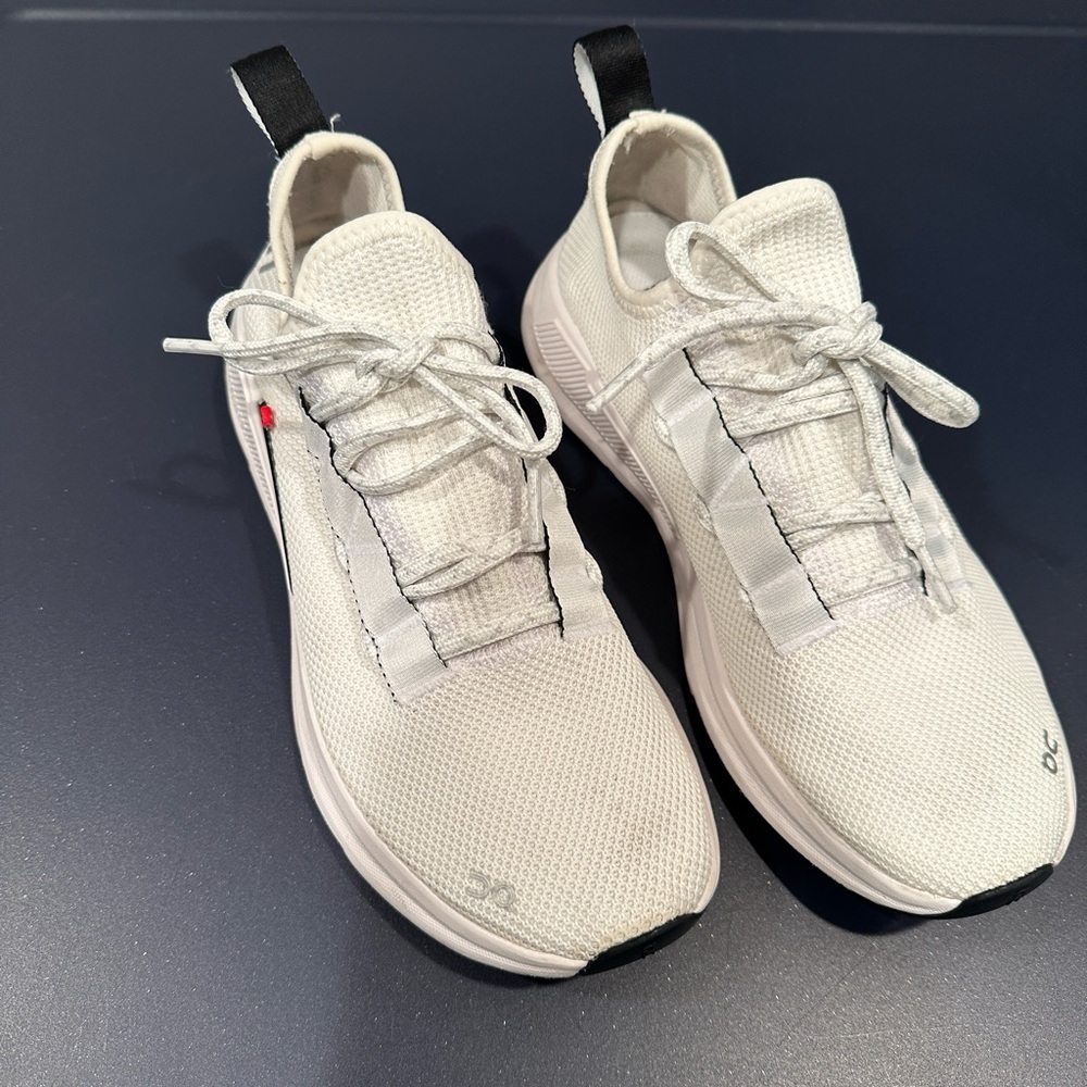 ON cloudeasy white sneaker W8.5